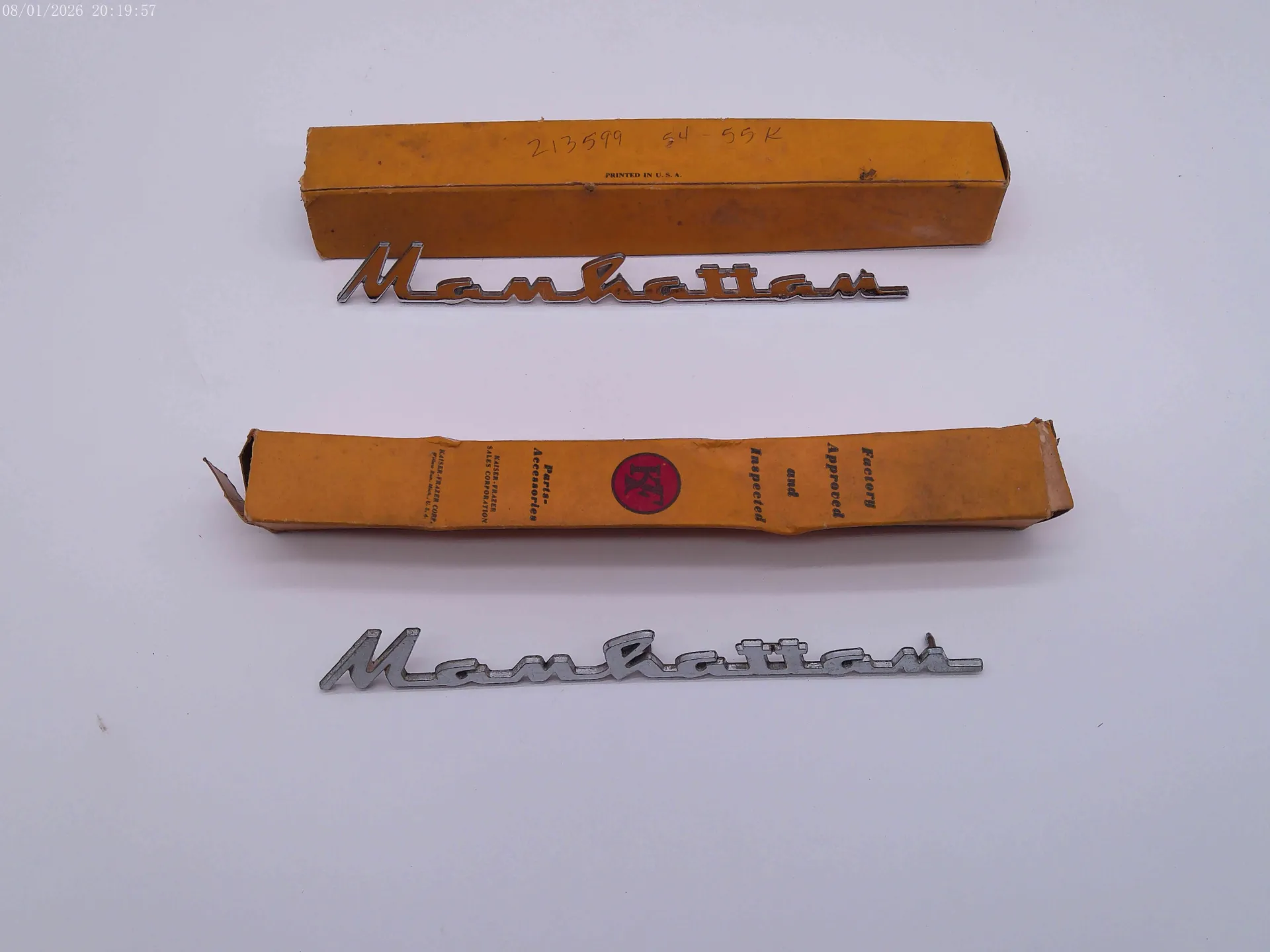 792754-2x NOS In Box Manhattan Fender Emblem 1953-1954 Kaiser